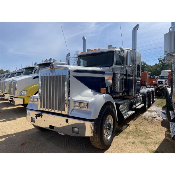 2021 KENWORTH W900L Sleeper Truck