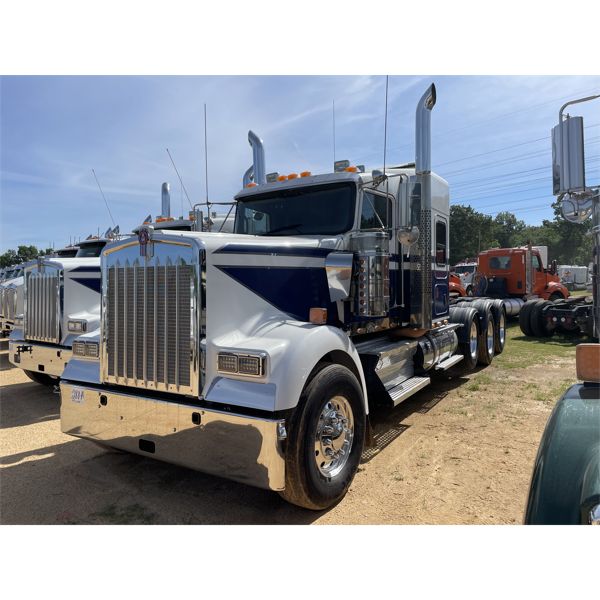 2021 KENWORTH W900L Sleeper Truck