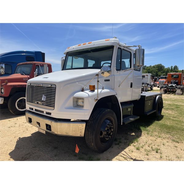 2002 FREIGHTLINER FL70 WESTERN HAULER Toter Truck