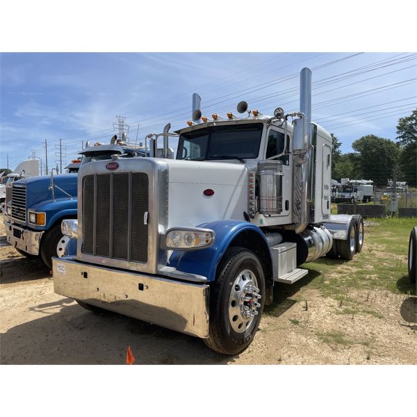 2015 PETERBILT 389 Sleeper Truck