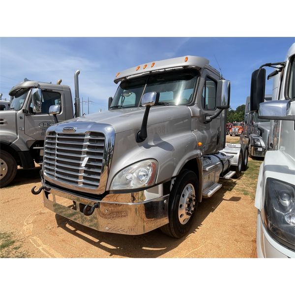 2013 FREIGHTLINER CASCADIA Day Cab Truck