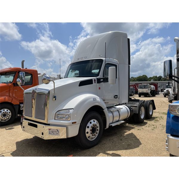 2020 KENWORTH T880 Day Cab Truck