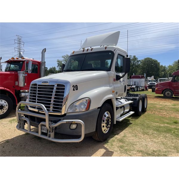 2015 FREIGHTLINER CASCADIA Day Cab Truck
