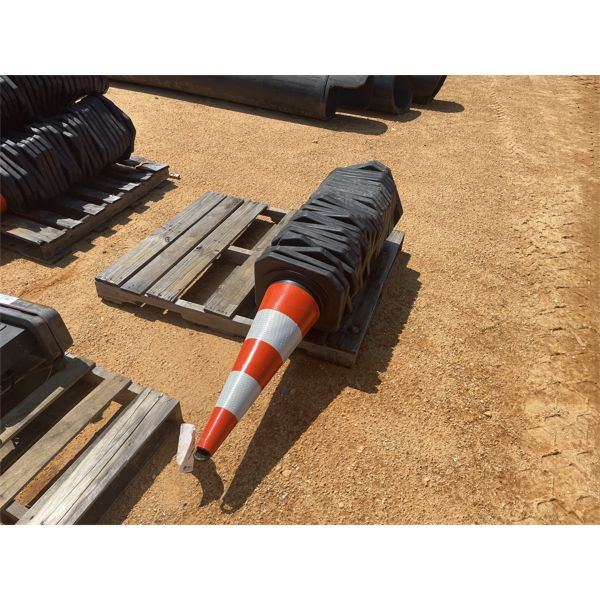 (25) SAFETY CONES