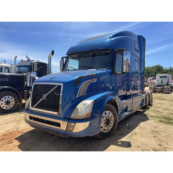 2016 VOLVO VNL Sleeper Truck
