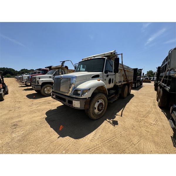 2003 INTERNATIONAL 7400 Dump Truck
