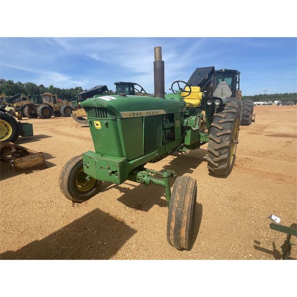 JOHN DEERE 3020 Farm Tractor