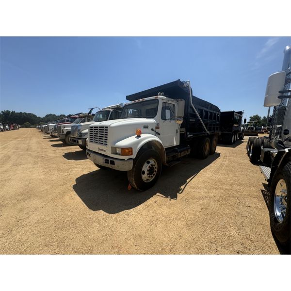2001 INTERNATIONAL 4900 Dump Truck