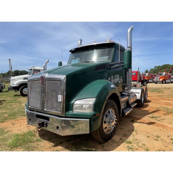 2015 KENWORTH T880 Day Cab Truck