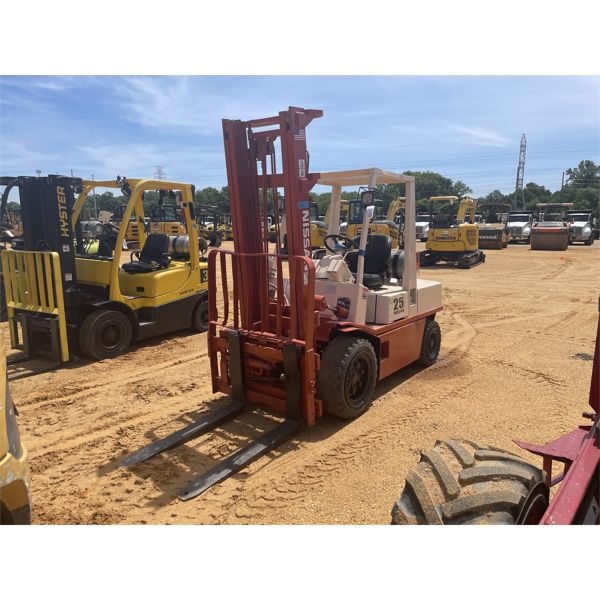 NISSAN 25 Forklift - Mast