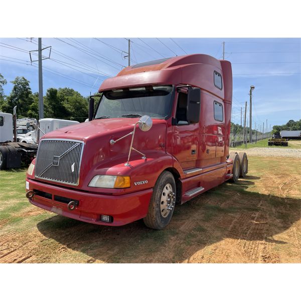 2000 VOLVO VNL Sleeper Truck