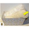 Image 1 : ESTATE REAL SHEEPSKIN & FAUX RUG IN TOTE