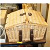 Image 1 : WICKER PICNIC BASKET SET - COMES WITH CUTLERY AND