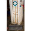 Image 1 : YARDWORKS SNOW SHOVEL WITH WOODEN HANDLE