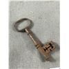 Image 2 : 4 Miniature Antique Skeleton Keys & Nice Late 1800's Skeleton Key