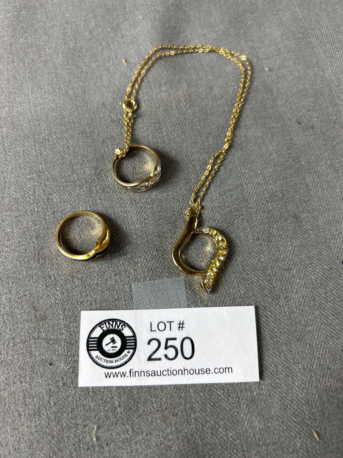 Collier Doré à La Mode Avec Un Charm Doré Et Une Pierre Rose - Élégant Et Féminin