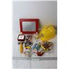 Image 1 : Etch a Sketch, Assorted Toys