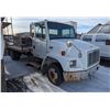 Image 3 : 2001 FREIGHTLINER FL60 FLAT DECK TRUCK