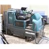 Image 2 : TENNANT M20 RIDE-ON SWEEPER / SCRUBBER