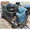 Image 3 : TENNANT M20 RIDE-ON SWEEPER / SCRUBBER