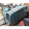 Image 5 : TENNANT M20 RIDE-ON SWEEPER / SCRUBBER