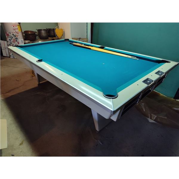 VINTAGE 1966 BRUNSWICK CELEBRITY BILLARD TABLE ( BEAUTIFUL CONDITION)