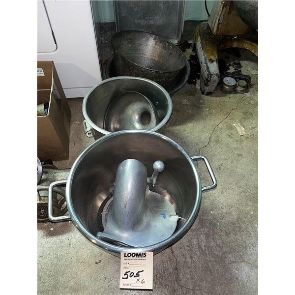6 PIECE LOT OF MIXING KETTLES AND ACCESORIES