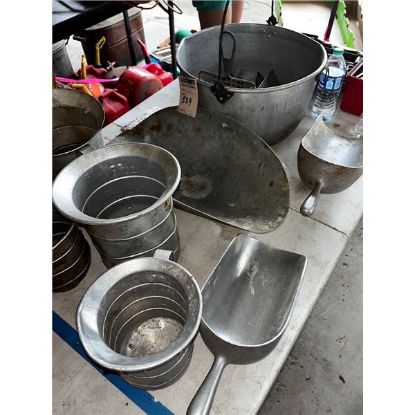 17 PIECES OF ASSORTED TIN, ALUMINUM, ANTIQUE BAKERY ITEMS