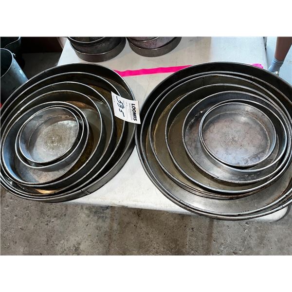 2 SETS OF ROUND BAKING TRAYS