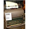 Image 1 : ROYAL MANUAL TYPEWRITER