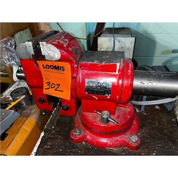 MULTI SWIVEL BENCH VICE WITH PIPE JAWS
