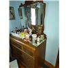Image 6 : ANTIQUE BEDROOM SUITE