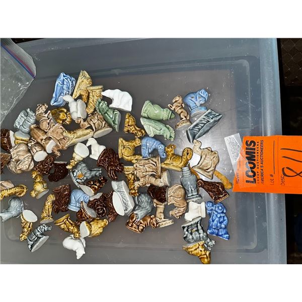 LOT OF STONEWARE MINATURE PORCELAIN FIGURINES