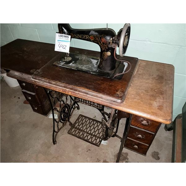 ANTIQUE SINGER TREADLE SEWING MACHINE