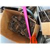 Image 5 : BRASS AND OTHER HARDWARE LOT