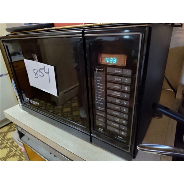 AMANA 1000 WATT MICROWAVE / WORKS