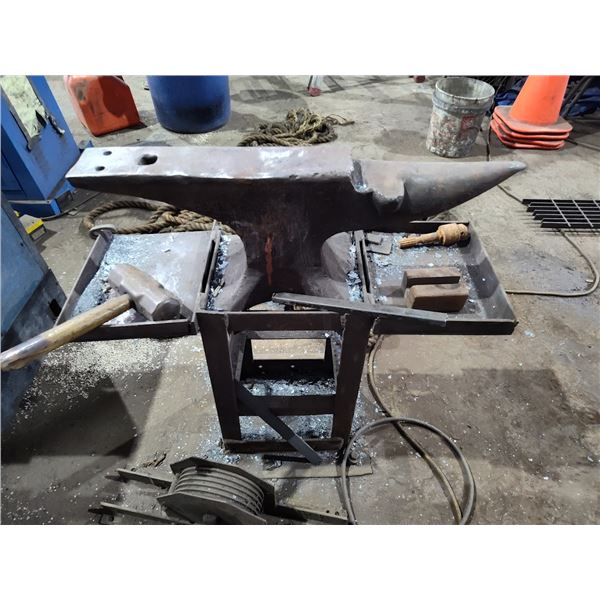 BLACKSMITH ANVIL W STAND / USA