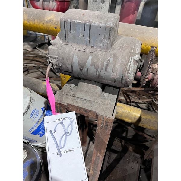 VINTAGE GRINDER ON STAND / RUNS