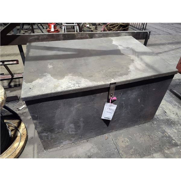 4FT X 31INCH : JOB BOX : GOOD CONDITION