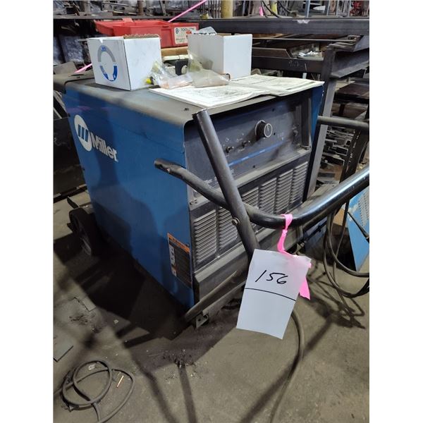 MILLER 302 DELTAWELD MIG W FEEDER & BOOM / RUNS