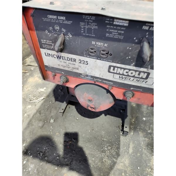 GAS POWERED 225 LINCWELDER (NEEDS REPAIR)
