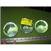 Image 1 : 3 GLASS PAPERWEIGHT BALLS