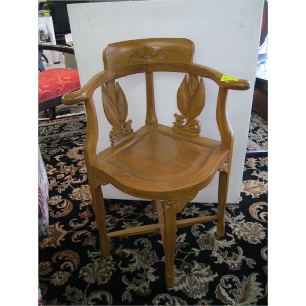 CORNER CHAIR, DAMAGED TOP