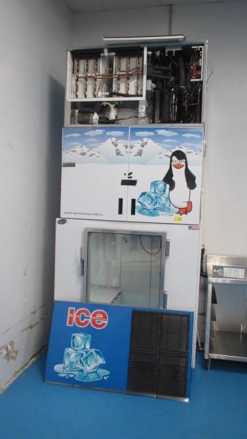 LEER ICE MACHINE W/THE IN-STORE BAGGING MACHINE W/STORAGE BIN