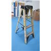 Image 1 : 4' ALUM. & FIBREGLASS STEP LADDER