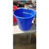 Image 2 : 4 FLAT BACK 20QT FEED BUCKETS