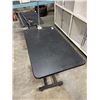 Image 2 : VETERINARIAN ADJUSTABLE HEIGHT TABLE, FOR EXAM/ GROOMING ETC WITH LEASH BAR