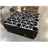 Image 2 : 7 BLACK PLASTIC NESTING PALLETS