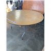 Image 2 : 2  5FT ROUND MARKET TABLES