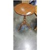 Image 2 : 2 ROUND PEDESTAL TABLES